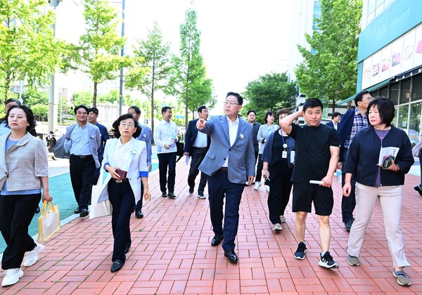 양주시가 25일 오전 시장 주재로 박성남 부시장, 간부 공무원 등 20여명이 참석한 가운데 고읍지구 중심 상권 현장에서 간부회의를 개최했다. (사진제공=양주시청)