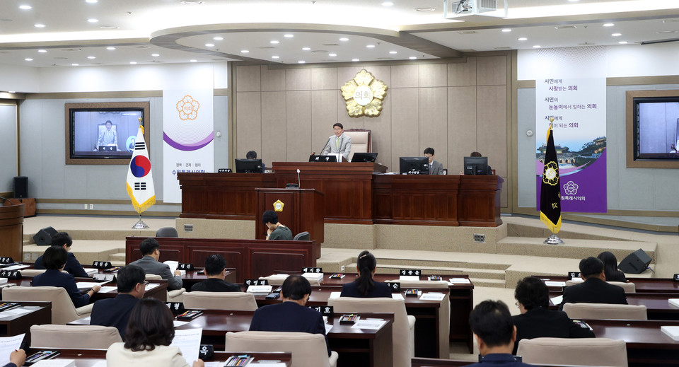 수원특례시의회가 25일 본회의장에서 제382회 제1차 정례회 제2차 본회의를 열고, 지난 11일부터 25일까지 15일간의 일정을 모두 마무리했다. (사진제공=수원특례시의회)