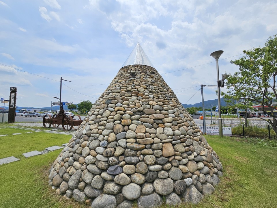 26일 수요일인 오늘 경기·인천지역은 대체로 맑고 기온이 30도 이상까지 오르면서 더워지겠다. 사진은 전날 오후 양평군립미술관 돌탑 조형물. (사진=장은기 기자)