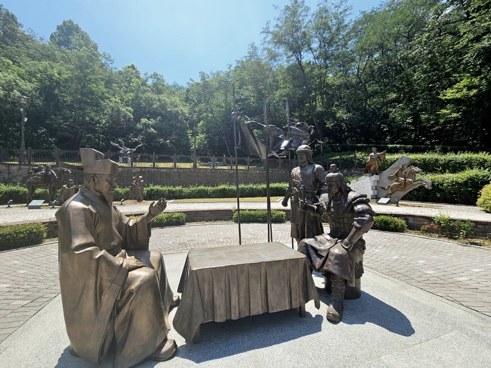 26일 오전 11시40분께 이천시 부발읍에 위치한 이천 서희테마파크에 외교의 귀재로 알려진 ‘서희의 역사적인 담판을 형상화한 동상’이 만들어져 있다. (사진=송석원 기자)
