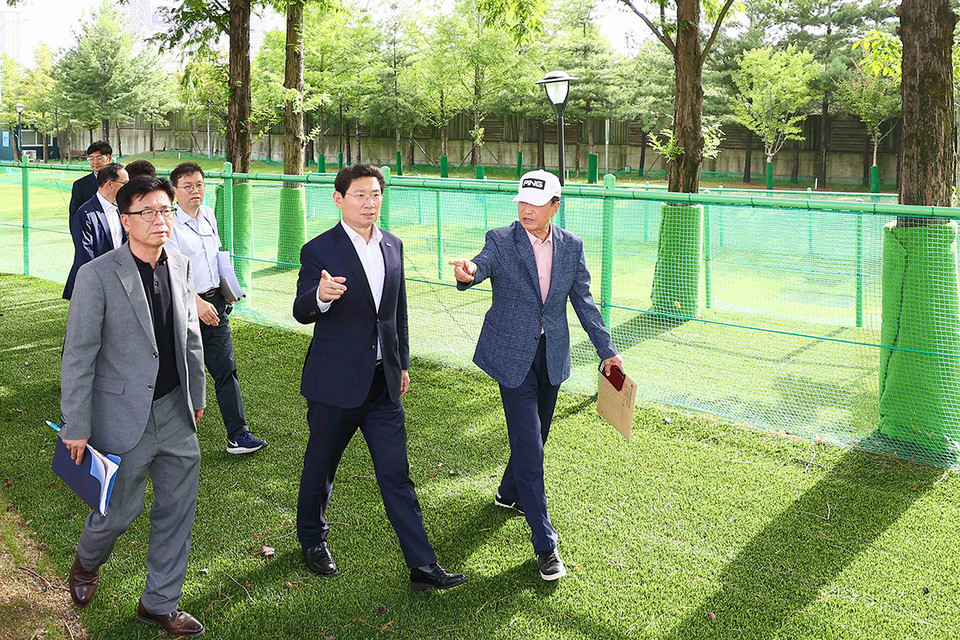 이상일 용인특례시장이 지난 24일 수지구 죽전2동 주민들과 소통간담회에서 수지아르피아 파크골프장 운영에 대한 건의가 나오자 현장을 직접 방문해 확인했다. (사진제공=용인시청)