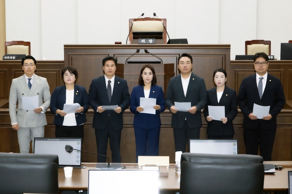 김포시의회 더불어민주당 의원들이 26일 시의회 본회의장에서 국민의힘 측에 2022년 7월 맺은 ‘상생 정치 실천 합의서’ 이행을 촉구하는 성명을 발표하고 있다. (사진제공=김포시의회 민주당)