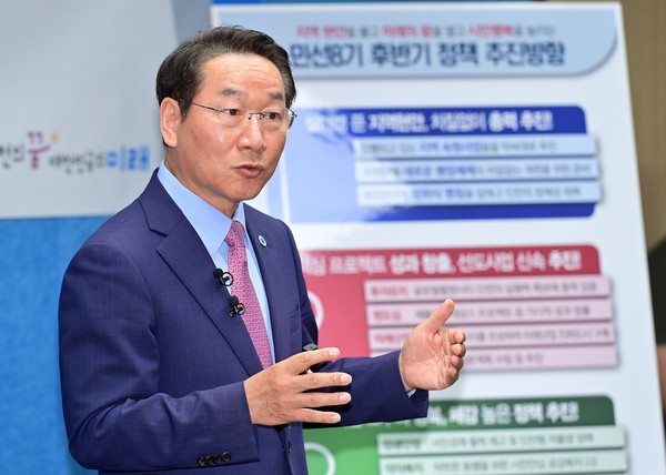 유정복 인천광역시장이 27일 시청 브리핑룸에서 민선8기 취임 2주년을 맞아 성과 및 향후 시정운영 방향을 설명하고 있다. (사진제공=인천시청)