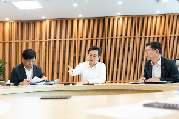화성 공장 화재사고로 배터리제조업체와 리튬 안전성에 대한 도민들의 우려가 커지고 있는 가운데 김동연 경기도지사가 도내 전체 위험물 취급업소에 대한 선제적 조사와 위험 요인 확인을 지시했다. (사진제공=경기도청)