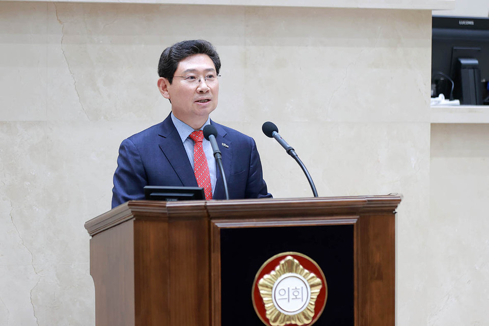 용인특례시가 광역시 수준의 행정수요에 대응하고 조직 운영의 효율을 높이기 위해 2국 4과를 증설하는 조직개편을 다음달 시행한다고 27일 밝혔다. 사진은 이상일 시장이 27일 제283회 용인시의회 3차 본회의에서 시정답변을 하고 있는 모습. (사진제공=용인시청)