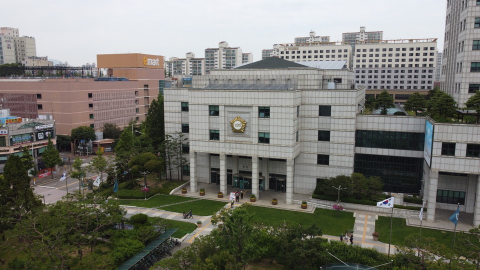 부천시의회 전 의원이 동료 여성 시의원을 성추행한 혐의로 기소됐다. 사진은 부청시의회 전경(사진=중앙신문DB)