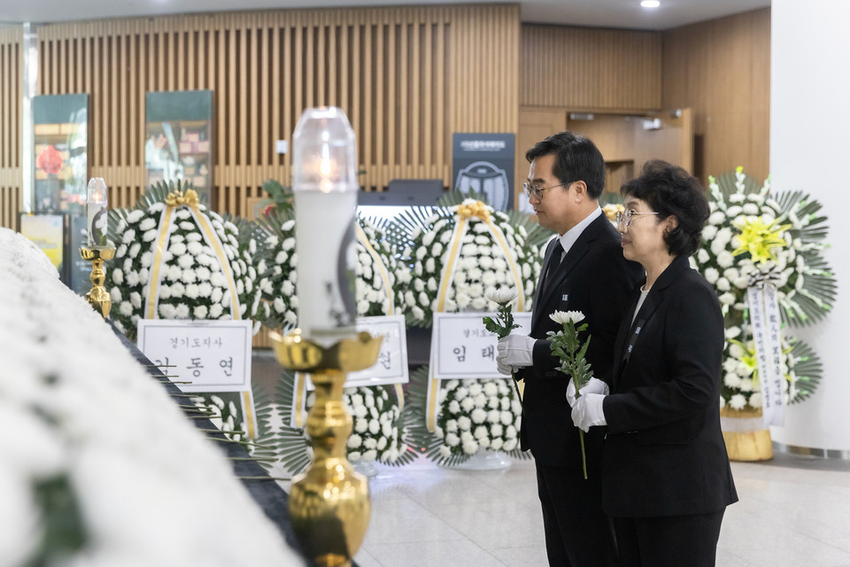 28일 오전 경기도청 1층 로비에 마련된 화성 공장 화재 희생자 합동분향소에서 김동연 경기도지사와 부인 정우영 여사가 헌화와 참배를 하고 있다. (사진제공=경기도청)