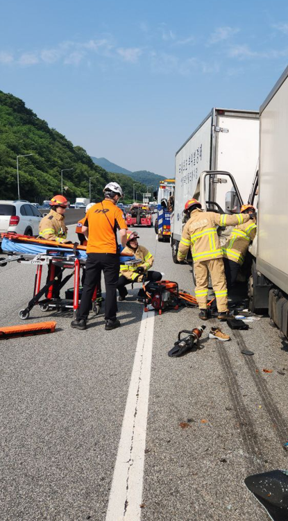 28일 오전 8시48분께 수도권제1순환고속도로 의왕 구간인 학의분기점(안양방향) 인근에서 3.5톤 화물차간 추돌사고가 나 40대 A씨가 숨지고, 사고를 낸 화물차 운전자 B씨도 우측발이 골절되는 등 큰 부상을 입고 인근 병원으로 이송됐다, 사진은 사고 현장. (사진제공=경기도소방재난본부)