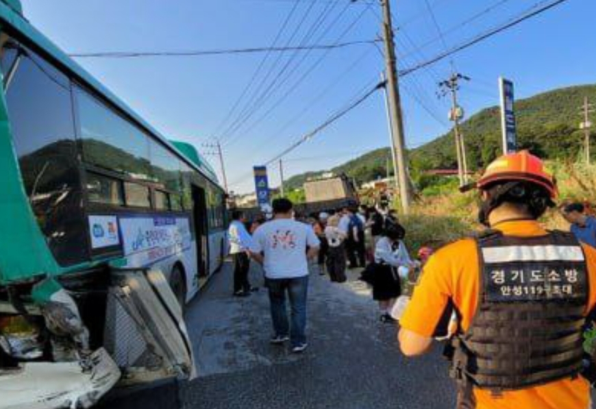 28일 오후 5시37분께 안성시 삼죽면 진촌리 구간 38번 국도에서 버스 2대와 화물차가 연달아 추돌하는 사고가 나 버스 승객 등 17명이 부상을 입었고, 우측 귀 부분을 크게 다친 버스승객 60대 여성 A씨는 닥터헬기를 이용 외상센터로 이송됐다. 사진은 사고 현장. (사진제공=경기도소방재난본부)