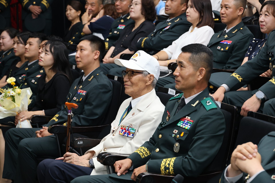 양주시 육군8기동사단에서 6.25참전용사 어르신의 병장 특별진급식이 열린 28일, 약 70년 세월을 지나 마침내 병장 계급을 달게 된 오문덕 회원의 얼굴에는 감격이 깊게 배어 있었다. (사진제공=