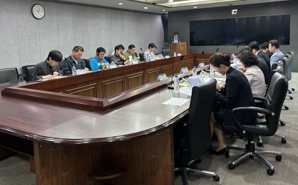 파주시는 1일부터 ‘천원택시’ 운행마을을 기존 57곳에서 63곳으로 확대해 대중교통 환경이 열악한 주민들의 교통복지서비스에 돌입했다. /사진은 지난 5월 17일 열린 ‘천원택시 운영委’ 회의 모습. (사진제공= 파주시청)