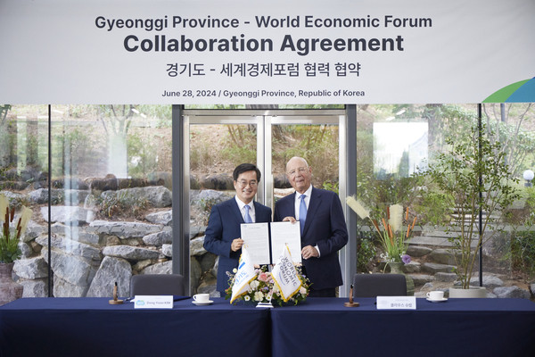 28일 오후 도담소에서 열린 경기도 4차산업혁명센터 설립 협약식에서 김동연 경기도지사와 클라우스 슈밥(Klaus Schwab) 세계경제포럼 회장이 협약서를 들고 기념촬영을 하고 있다. (사진제공=경기도청)