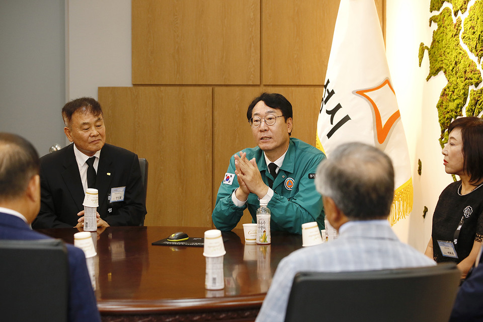정명근 화성시장이 1일 오전 시청에서 안상교 화성상공회의소 회장을 비롯해 상공회의소 상임의원단 20여명과 간담회를 갖고 피해자 유가족 지원과 빠른 일상 회복 방안을 논의하고 서로 돕는데 협력하기로 했다. (사진제공=화성시청)