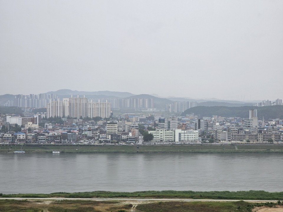 많은 장맛비가 예보된 2일 오전 7시50분께 여주 현암동에서 바라본 여강(여주 남한강)에 비가 추적추적 내리기 시작했다. (사진=김광섭 기자)