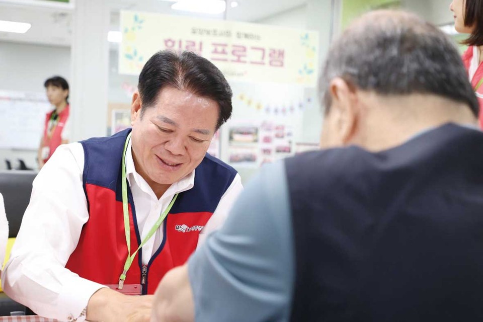 최대호 안양시장 지난 1일 만안노인주간보호센터 프로그램실을 방문해 어르신들의 혈액순환 개선과 심신 안정을 위한 안마 프로그램에 참여했다. (사진제공=안양시청)