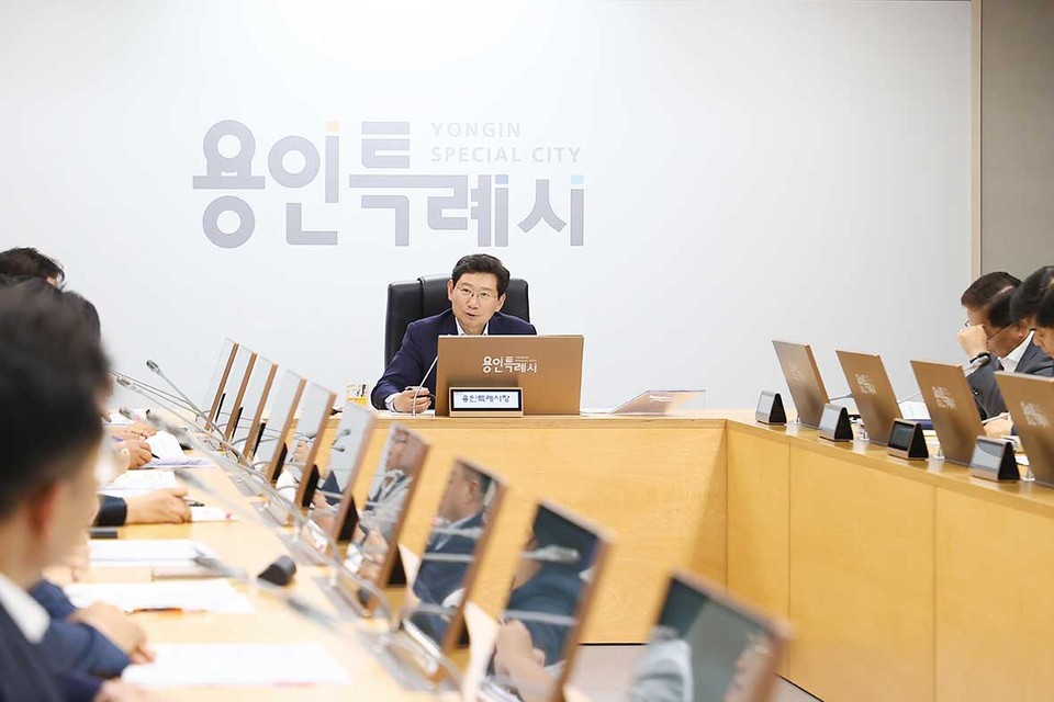 지난 1일 열린 용인시 간부공무원회의에서 이상일 시장이 시민체감 생활밀착형 사업의 중요성을 강조하고 적극행정을 주문했다. (사진제공=용인시청)