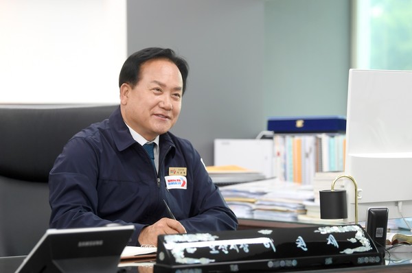 이권재 오산시장이 집무실에서 시정 현안에 대해 점검하고 있는 모습. (사진제공=오산시청)