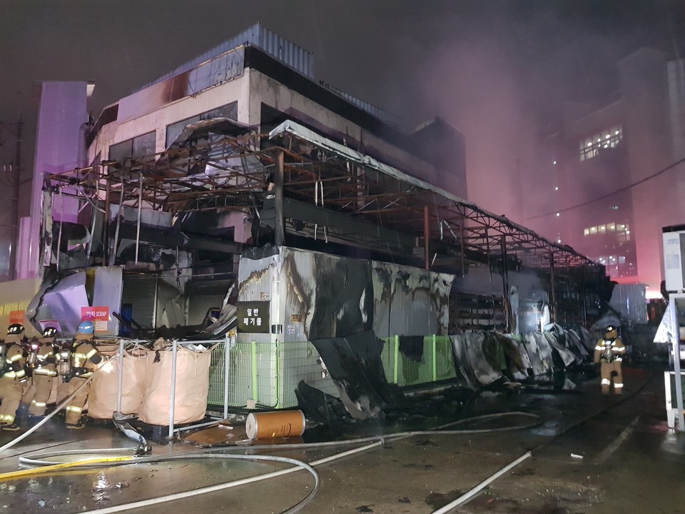 2일 오후 11시10분께 의왕시 고천동의 한 자동차공업사에서 불이 나 철골조로 된 자동차공업사 건물과 각종 기계류 등을 태우고, 신고를 받고 출동한 소방당국에 의해 약 1시간3분 만인 0시13분께 모두 진화됐다. 사진은 화재 현장. (사진제공=경기도소방재난본부)