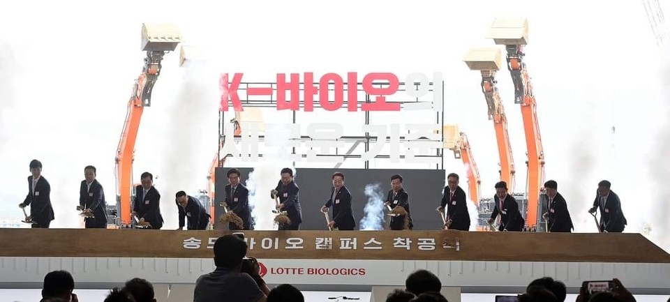 유정복 인천광역시장이 3일 송도동에서 열린 '롯데 바이오로직스 송도 바이오 캠퍼스 착공식'에서 신동빈 롯데그룹 회장, 이원직 롯데바이오로직스 대표이사 등 내빈들과 시삽을 하고 있다. (사진제공=인천경제청)
