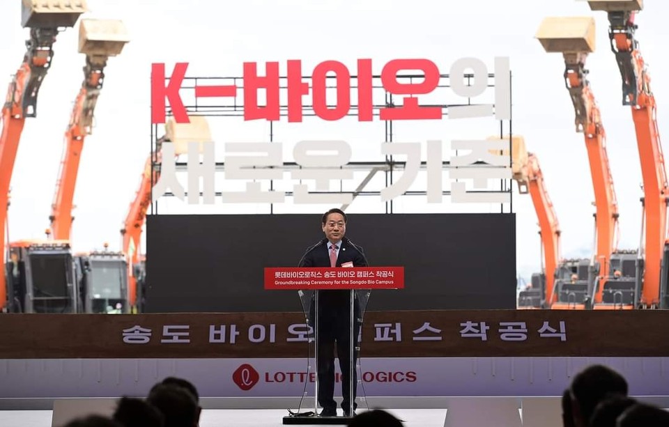 유정복 인천광역시장이 3일 송도동에서 열린 '롯데 바이오로직스 송도 바이오 캠퍼스 착공식'에서 신동빈 롯데그룹 회장, 이원직 롯데바이오로직스 대표이사 등 내빈들과 시삽을 하고 있다. (사진제공=인천경제청)