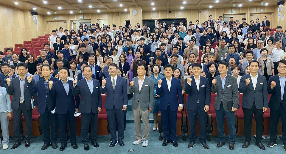이현재 하남시장이 2일 시청 별관 2층 대강당에서 열린 7월 월례회의에서 시정발전에 노력해 온 직원들의 노고를 치하하고 격려했다. (사진=장은기 기자)