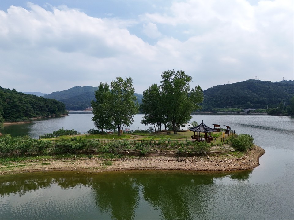 혜산정은 안성8경 중 한곳인 아름다운 풍광을 간직한 금광호수 한쪽에 만들어진 정자다. 인근엔 오는 9월에 완공예정인 ‘금광호수 하늘전망대 및 하늘탐방로’ 조성공사도 한창이다. (사진=김광섭 기자)