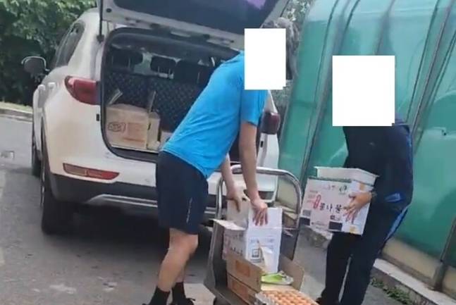 내부 제보자가 촬영한 모 부대 식자재 외부 반출 장면. (사진제공=독자)