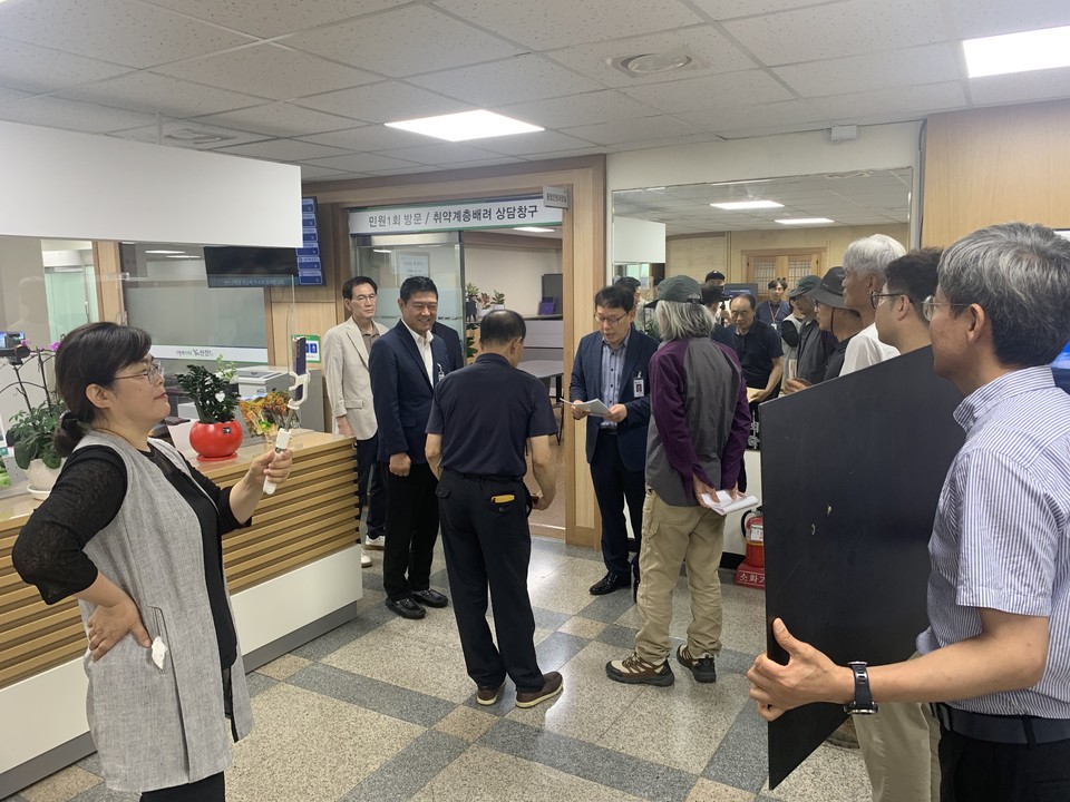연천 전곡읍 고능리 주민들이 고능리에 들어서려는 산업폐기물 매립장 건립 결사반대를 주장하고 나섰다. A업체는 연천군 고능리의 한 체육시설에 산업폐기물 매립장 허가 신청을 한 것으로 알려졌다. (사진=오기춘 기자)