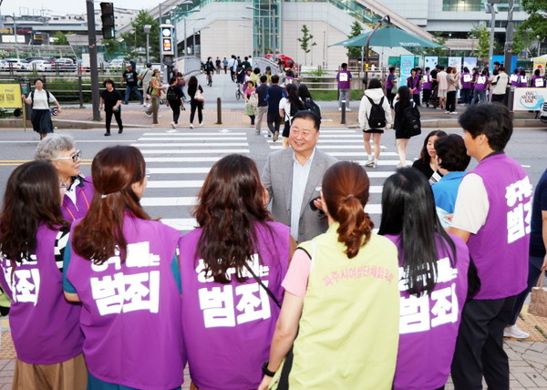 파주시가 법원읍 연풍리 소재 ‘성매매집결지 폐쇄’를 강력 추진하고 있는 가운데 급기야 시민들이 이 일에 적극 참여해 ‘성매매 없는 파주시’를 만들기 위해 발 벗고 나서 귀추가 주목된다. (사진제공=파주시청)