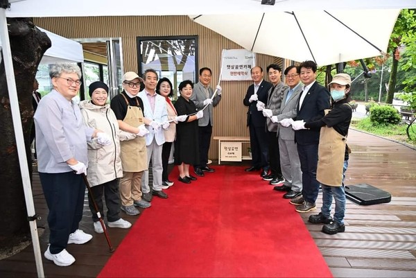 박형덕 시장이 8일 동두천시청 야외 정원에 자리한 햇살꿈앤카페가 3개월 간의 새단장을 마치고 오늘 문을 열었다며 재오픈 소식을 자신의 SNS에 공유했다. (사진=박형덕 시장 SNS)