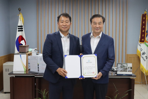 포천도시공사가 8일 도시재생안전협회와 한국도시재생학회에서 주관한 탄소배출 절감 노력을 기울인 기업과 공공기관에 부여하는 저탄소 인증을 획득했다. (사진제공=포천도시공사)
