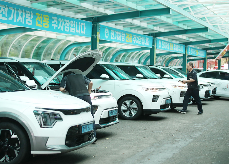화성시가 지난달 24일 발생한 일차전지 제조공장 화재 사고를 계기로 전기차·수소전기차 공용차량 대상 긴급 배터리 점검에 들어갔다고 8일 밝혔다. (사진제공=화성시청)
