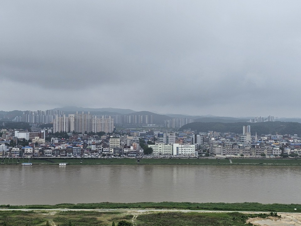 9일 오전 8시50분께 여주 남한강이 전날 내린 장맛비로 황톳빛 흙탕물로 변해 버렸다. 수위도 많이 올라간 모습니다. (사진=김광섭 기자)