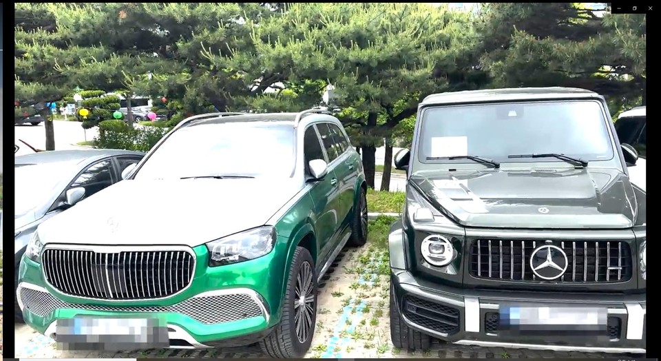 허위 투자회사와 가상자산 선물 거래소를 이용한 투자리딩을 통해 거액을 가로챈 투자사기 조직 총책이 특정경제 가중처벌 등에 관한 법률위반 및 유사수신행위의 규제에 관한 법률위반 혐의로 경찰에 검거됐다. 사진은 경찰에 압수된 차량과 물품. (사진제공=경기남부청)