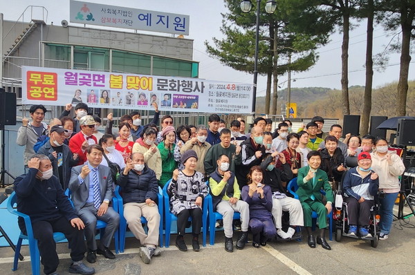 장예인복지시설인 예지원 무료 공연을 마친 뒤, 이진철 지회장(사진 아래 왼쪽에서 두 번째)이 시설 이용자 등과 기념사진을 촬영하고 있다. (사진제공=전국대중문화예술인 총연합회)