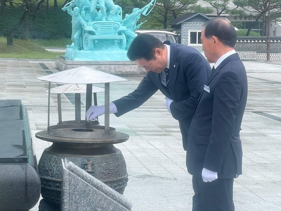 9일 최대호 안양시장이 최고위원 후보자 등록 후 첫 방문일정으로 광주로 달려와 국립5·18민주묘지에서 민주화 영령께 참배를 시작으로 공식 일정을 시작했다. (사진=최대호 안양시장 페이스북)
