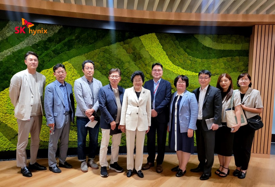 이천의 자매도시 샌타페이 및 우호도시 산타클라라의 공식 초청으로 미국 방문 중인 김경희 이천시장은 지난 8일(현지시간) 미국 실리콘밸리 지역 산호세에 위치한 이천시 관내 기업인 (주)HCT와 이천시 대표기업인 SK하이닉스의 미국 판매법인을 방문해 반도체 전초기지로 도약을 위한 속도를 내고 있다 (사진제공=이천시청)