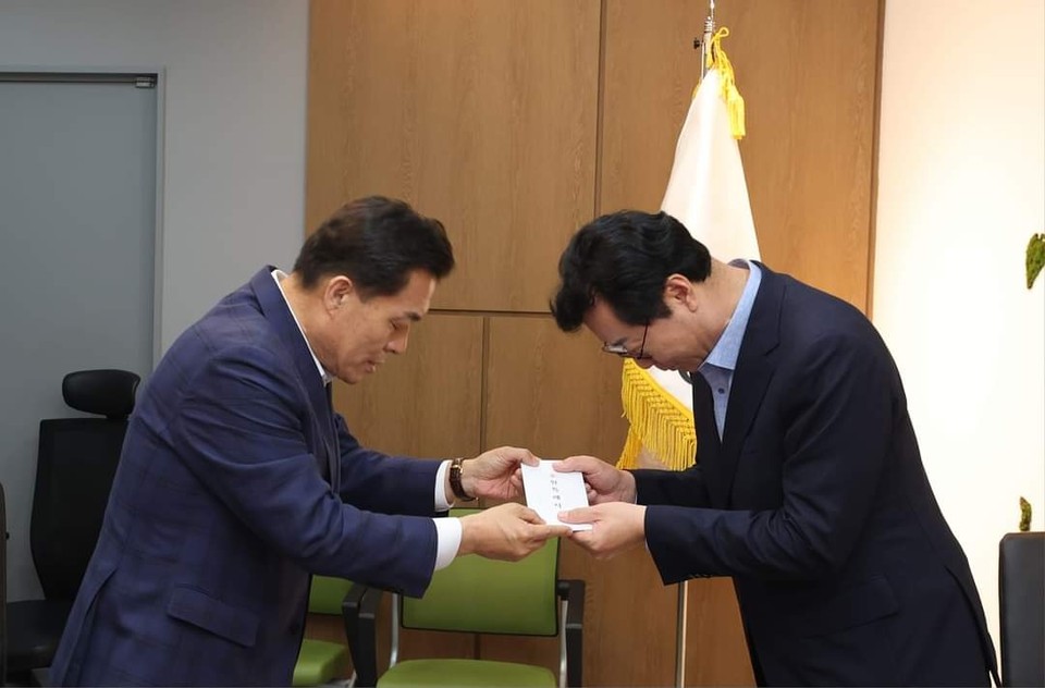 이재준 수원시장이 정명근 화성시장을 찾아 화성 ‘화재 참사’ 유가족을 위한 성금을 전달하며 아픔을 같이 했다. (사진=이재준 수원시장 페이스북)