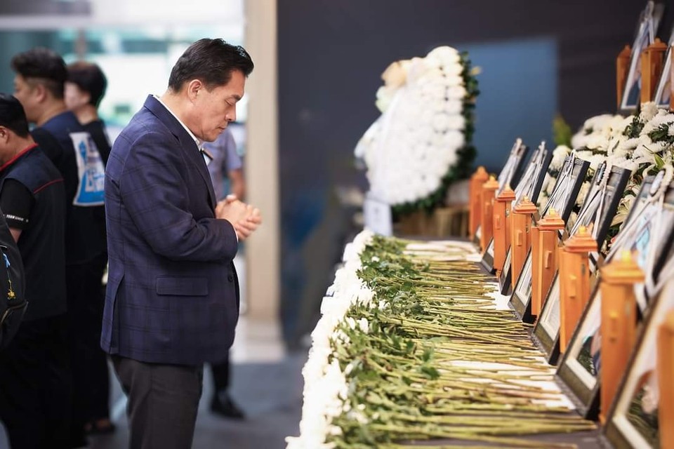 이재준 수원시장이 정명근 화성시장을 찾아 화성 ‘화재 참사’ 유가족을 위한 성금을 전달하며 아픔을 같이 했다. (사진=이재준 수원시장 페이스북)