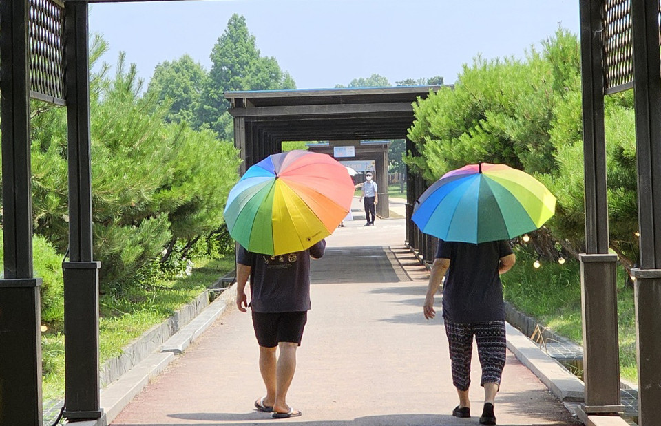 11일 목요일 경기·인천지역은 가끔 구름 많겠고, 오후부터 경기내륙을 중심으로 곳에 따라 소나기가 내리겠다. 예상 강수량은 5~40㎜ 정도겠다. 사진은 10일 오후 안성팜랜드를 찾은 관람객들. (사진=김종대 기자)