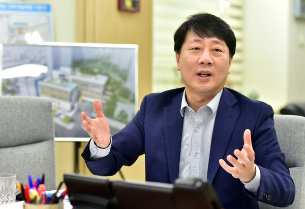 차준택 부평구청장이 인터뷰를 통해 “부평구 모든 공직자와 함께 52만 구민의 행복을 위해 모든 힘을 다하겠다”고 말했다. 사진은 차준택 부평구청장. (사진제공=인천 부평구청)
