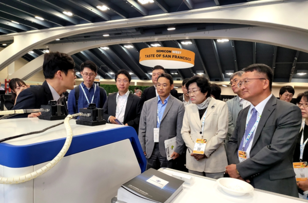 김경희 이천시장은 지난 9일(현지시간) 미국 샌프란시스코 Moscone Center에서 개최된세계 최대 반도체 장비, 소재, 부품 등 반도체산업 박람회인 SEMICON WEST 2024를 참관했다. (사진제공=이천시청)