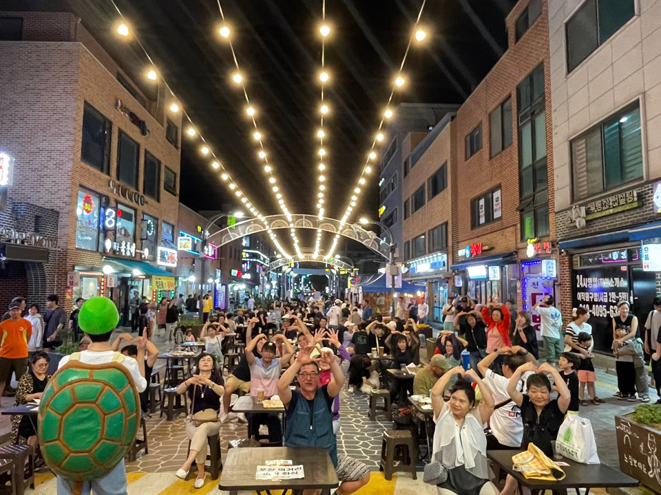수원시가 북수원시장과 장안문거북시장 등 전통시장을 대상으로 장 서는 날, 야장 등 다양한 이벤트 행사를 개최해 전통시장 활성화를 위한 시민들의 관심을 제고하고 있다. 사진은 장안문거북시장 ‘야장 별주부전’. (사진제공=수원시청)