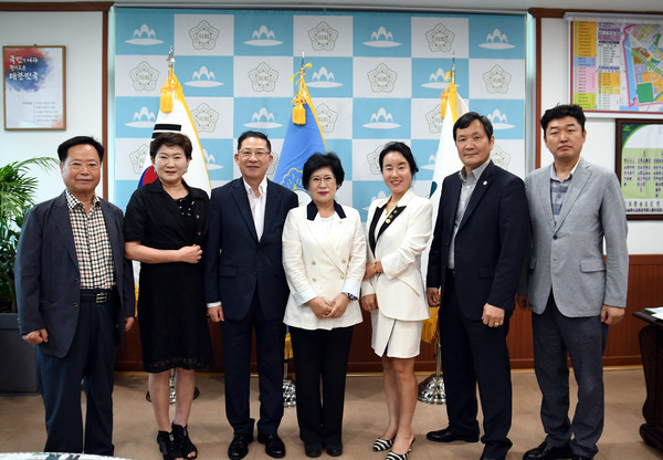 인천 미추홀구의회가 11일 의회 의장실에서 미추홀구 주민자치협의회 임원진과 ‘주민자치 활성화를 위한 간담회’를 개최했다. (사진제공=미추홀구청)