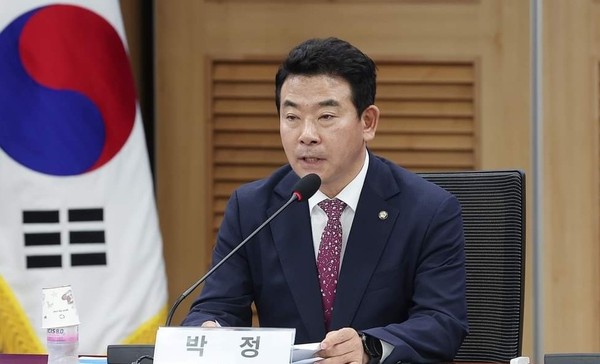 국회 예산결산위원장인 더불어민주당 박정 의원은 11일 청년상인들의 체계적 지원을 골자로 한 ‘전통시장 및 상점가 육성을 위한 특별법’ 개정안을 대표발의했다. (사진제공=박정 의원실)