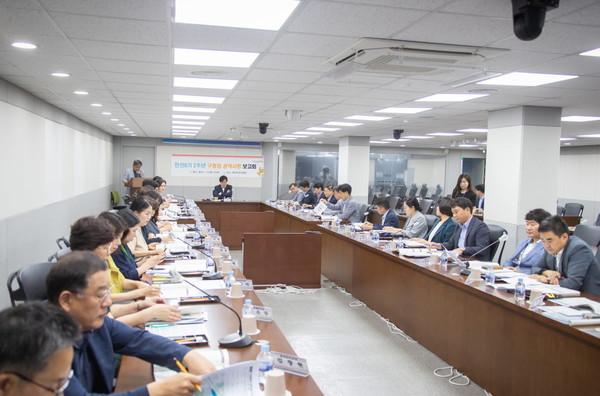 인천 서구가 민선 8기 구청장 취임 2주년을 맞아 ‘구민과의 약속’인 공약사항의 진행 상황을 꼼꼼히 점검하고 정비하는 자리를 마련했다. (사진제공=서구청)