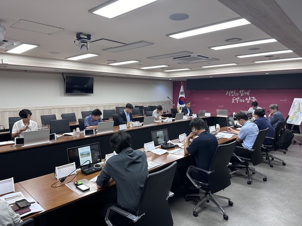 양주시가 LH 양주사업본부와 함께 회천신도시 택지 개발 지구 내 도로시설물의 인수인계와 관련한 사전 업무협의를 진행하고 원활한 도로시설물 관리 운영을 위한 준비를 끝마쳤다. (사진제공=양주시청)