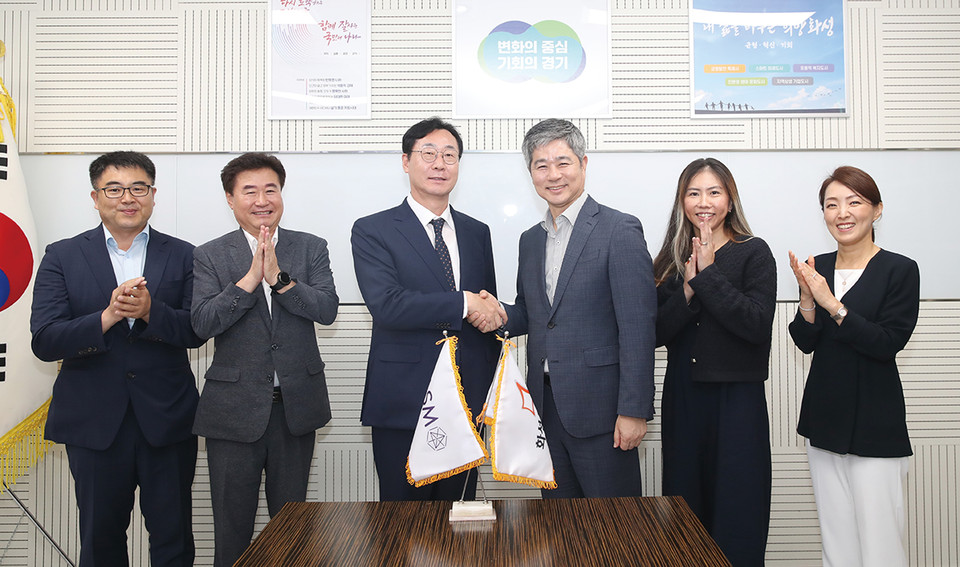 정명근 화성시장이 11일 취임 인사 차 화성시 동탄출장소를 방문한 세계적 반도체 장비 기업 ASM 코리아 이영석 대표와 Seraphina SENG(ASM 대외총괄담당) 등을 만나 화성시 반도체 산업 경쟁력 제고 및 상호 협력방안을 논의했다. (사진제공=화성시청)