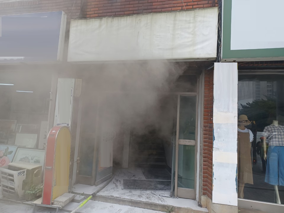 11일 오전 11시27분께 부천시 소사구 송내동의 한 건물 지하층(공실)에서 불이 났다. 사진은 화재 현장. (사진제공=경기도소방재난본부)