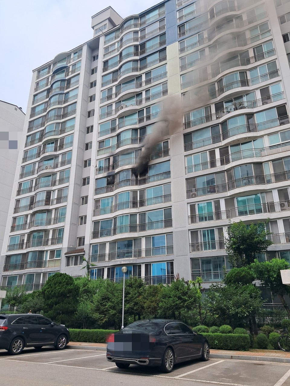 12일 오전 11시21분께 고양시 일산동구 마두동의 한 15층짜리 아파트 6층 세대에서 불이 나 신고를 받고 출동한 소방당국에 의해 화재 신고 약 21분 만인 오전 11시42분께 모두 진화됐다. 사진은 화재 현장. (사진제공=경기도북부소방재난본부)
